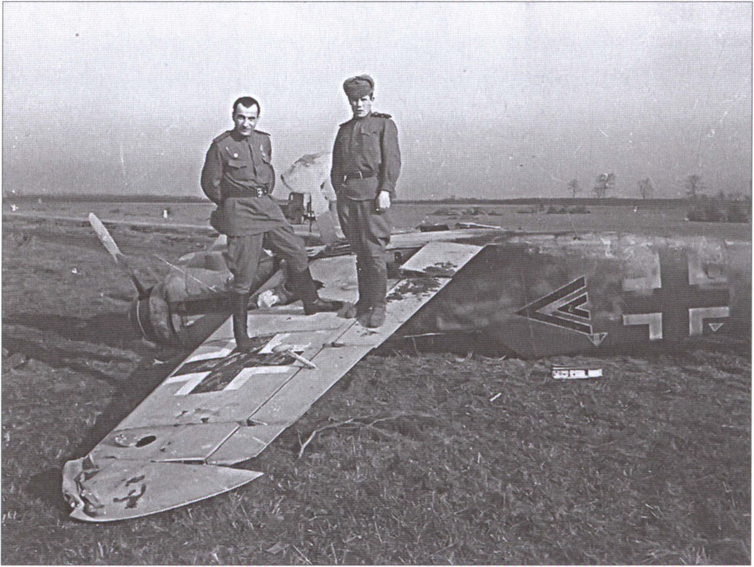 На обломках немецкого истребителя Мессершмитт Bf.109. 1944 г.