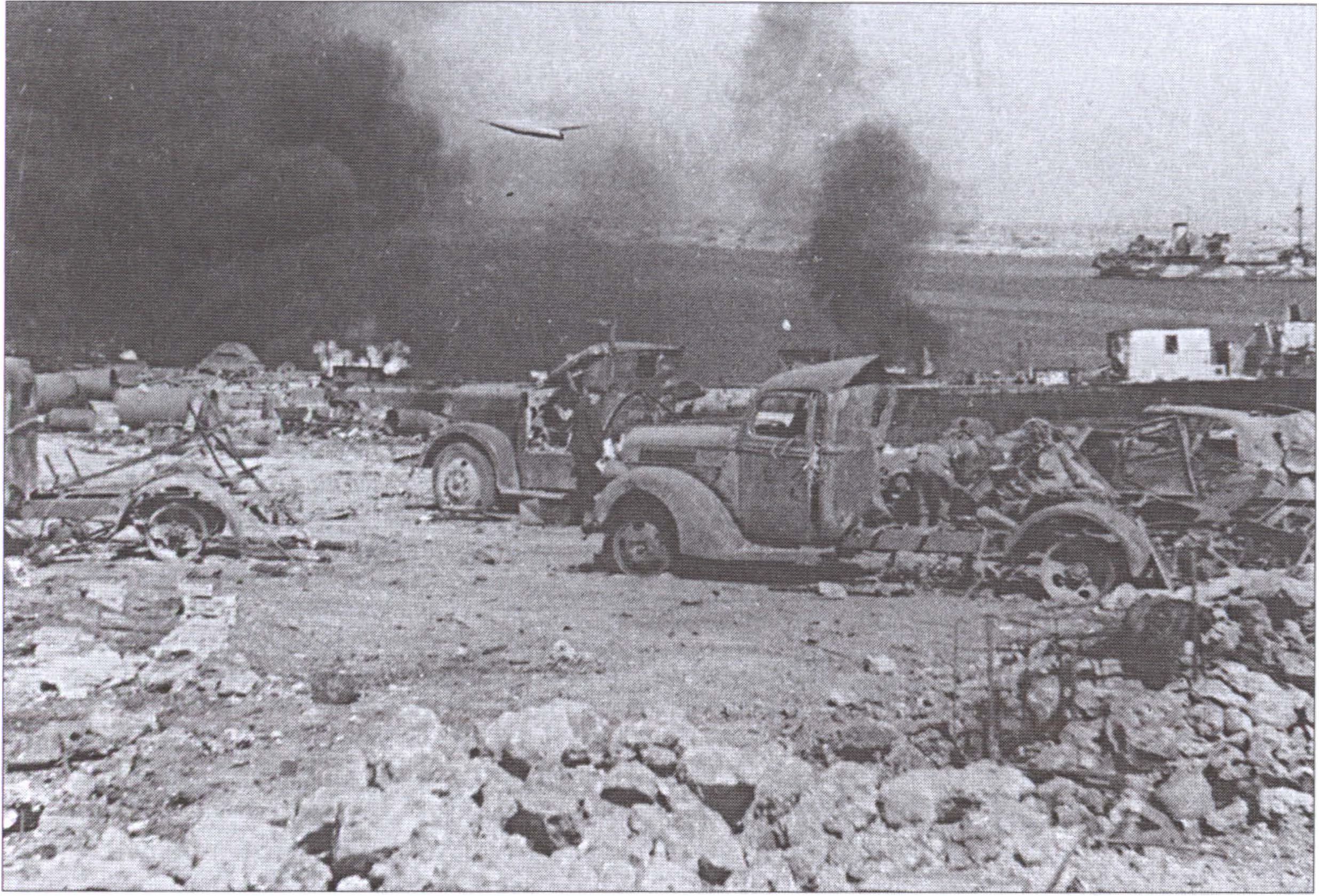 Уничтоженная немецкая техника на берегу Казачьей бухты в Севастополе. Май 1944 г.