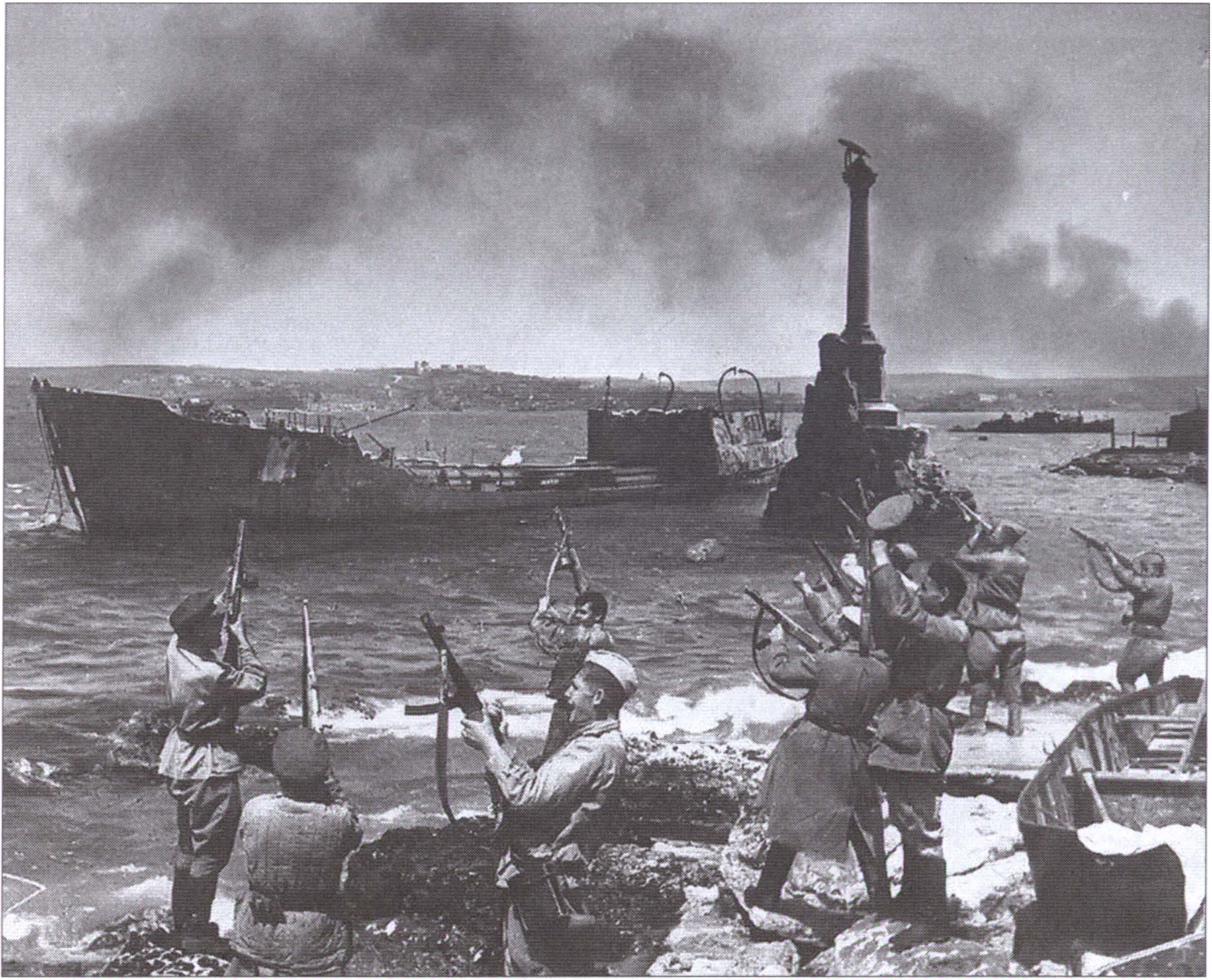 Советские солдаты салютуют в честь освобождения Севастополя. Май 1944 г.