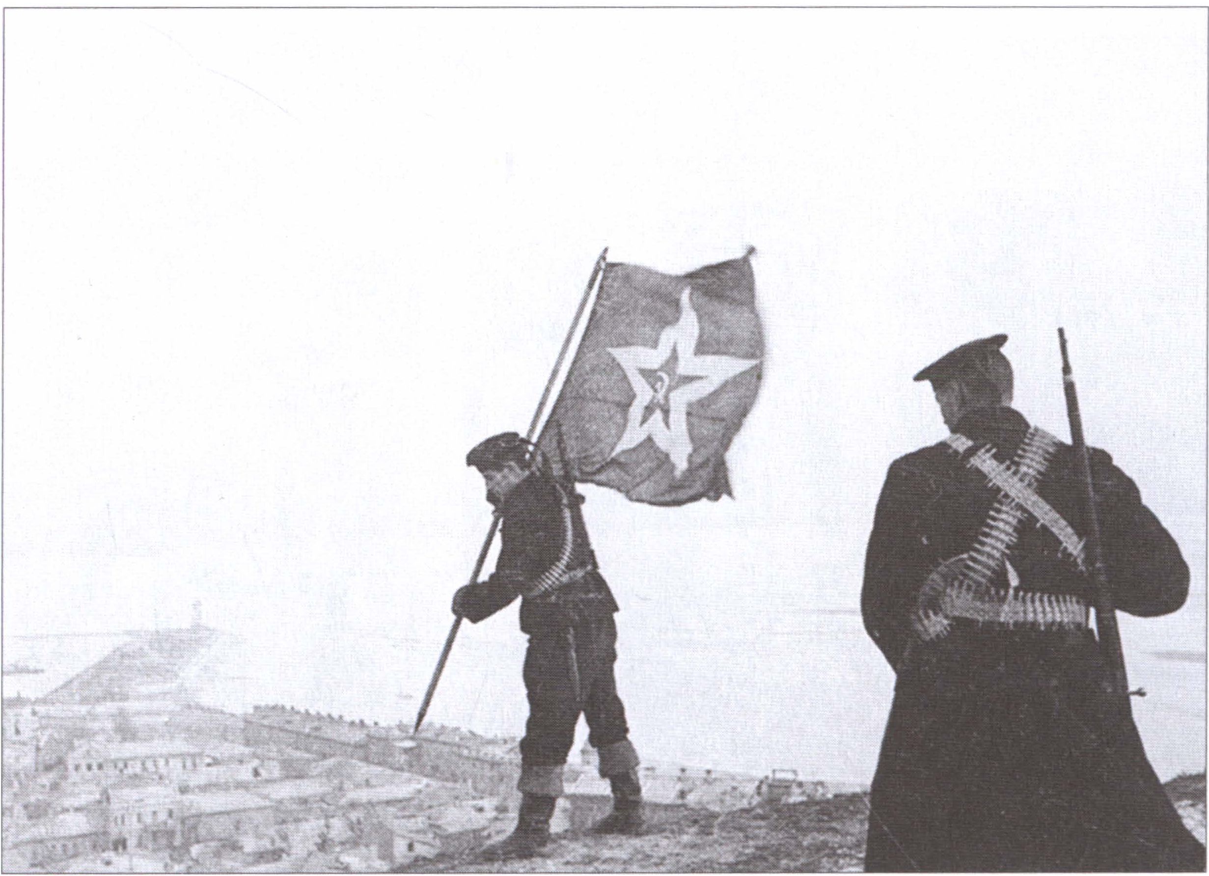 Советские морские пехотинцы устанавливают корабельный гюйс на самой высокой точке Керчи — горе Митридат. Апрель 1944 г.