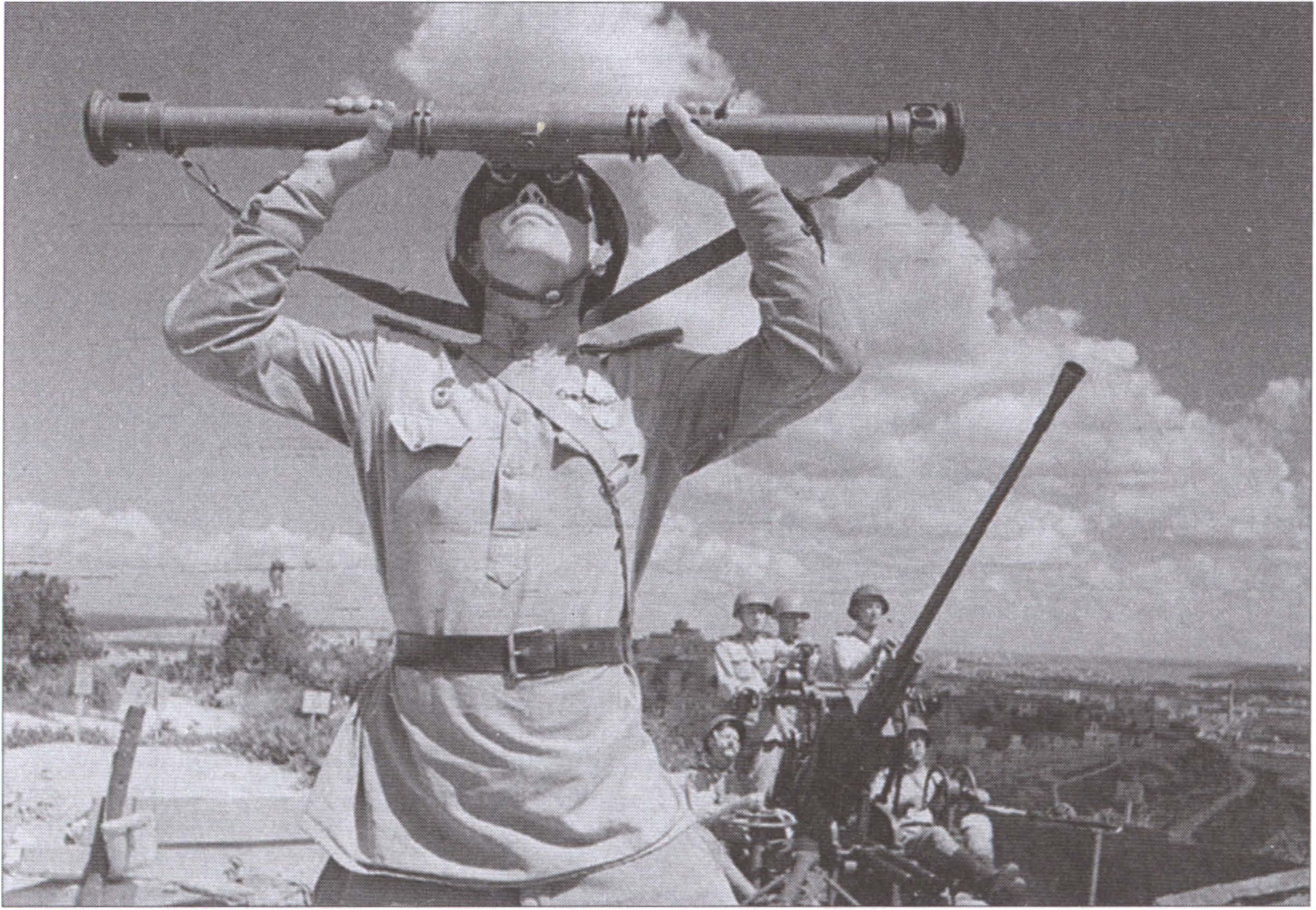 Советский дальномерщик с однометровым стереоскопическим дальномером ЗДН. 1944 г.