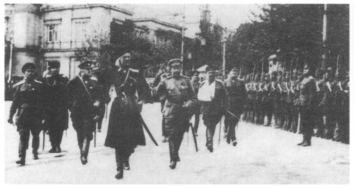 Смотр Лейб-гвардейскому казачьему полку в Севастополе. 5 мая 1920 г. Справа от генерала Врангеля — генерал Шатилов, слева — генерал Богаевский