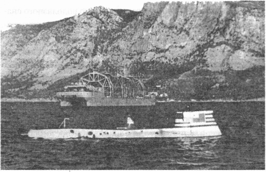 Спасательное судно «Коммуна» и глубоководный аппарат «Поиск» в бухте Ласпи. 1975 г