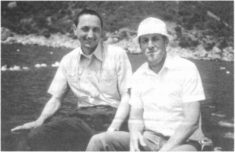 Заведующий отделом марикультуры ИнБЮМ В.Н. Иванов (справа) с коллегой из Италии С. Майстрини. Мидийная ферма ИнБЮМ, 1991 г