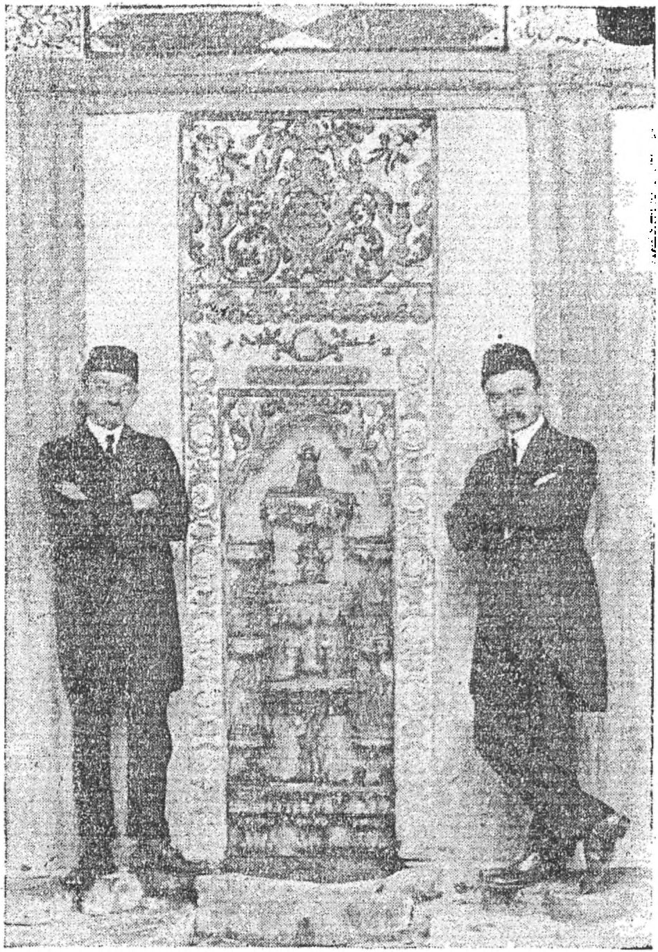 Военный «министр» национально-буржуазного правительства — Джафер Сейдамет (слева). Глава национального правительства и крымский муфтий — сын джанкойского помещика Челибиджан-Челебиев (справа). Снимок сделан в Бахчисарае, в Ханском дворце
