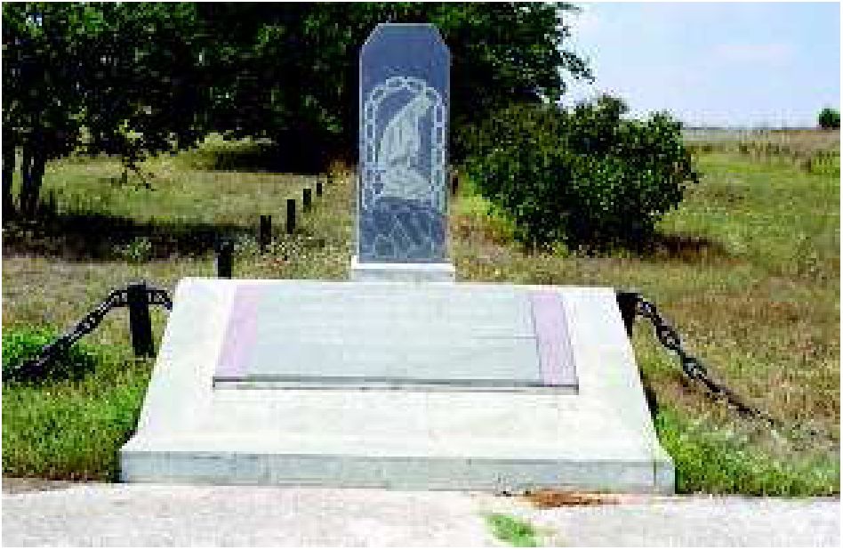 Памятный знак на месте захоронения погибших крымчаков Белогорска. Фото: Г. Россоланский, 2005
