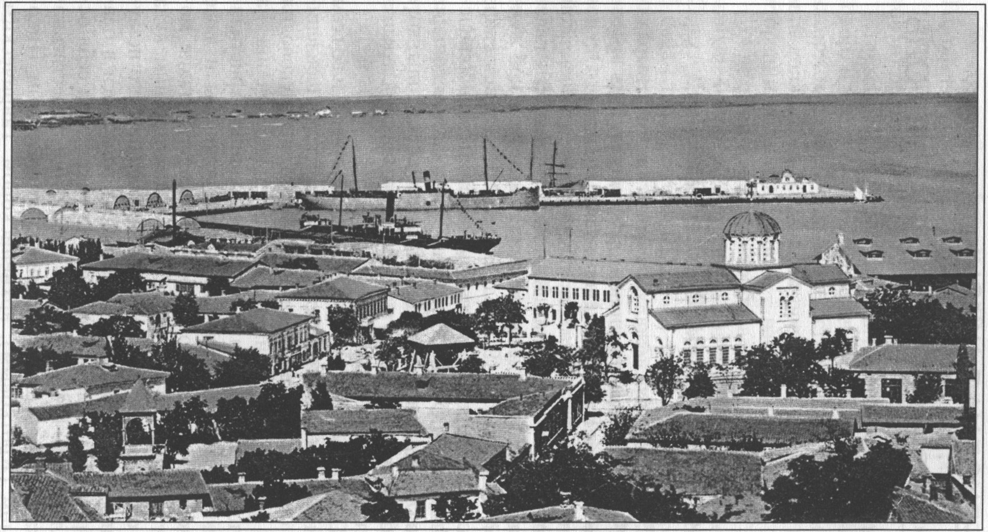 Вид на порт и Александро-Невский собор. Начало XX в.