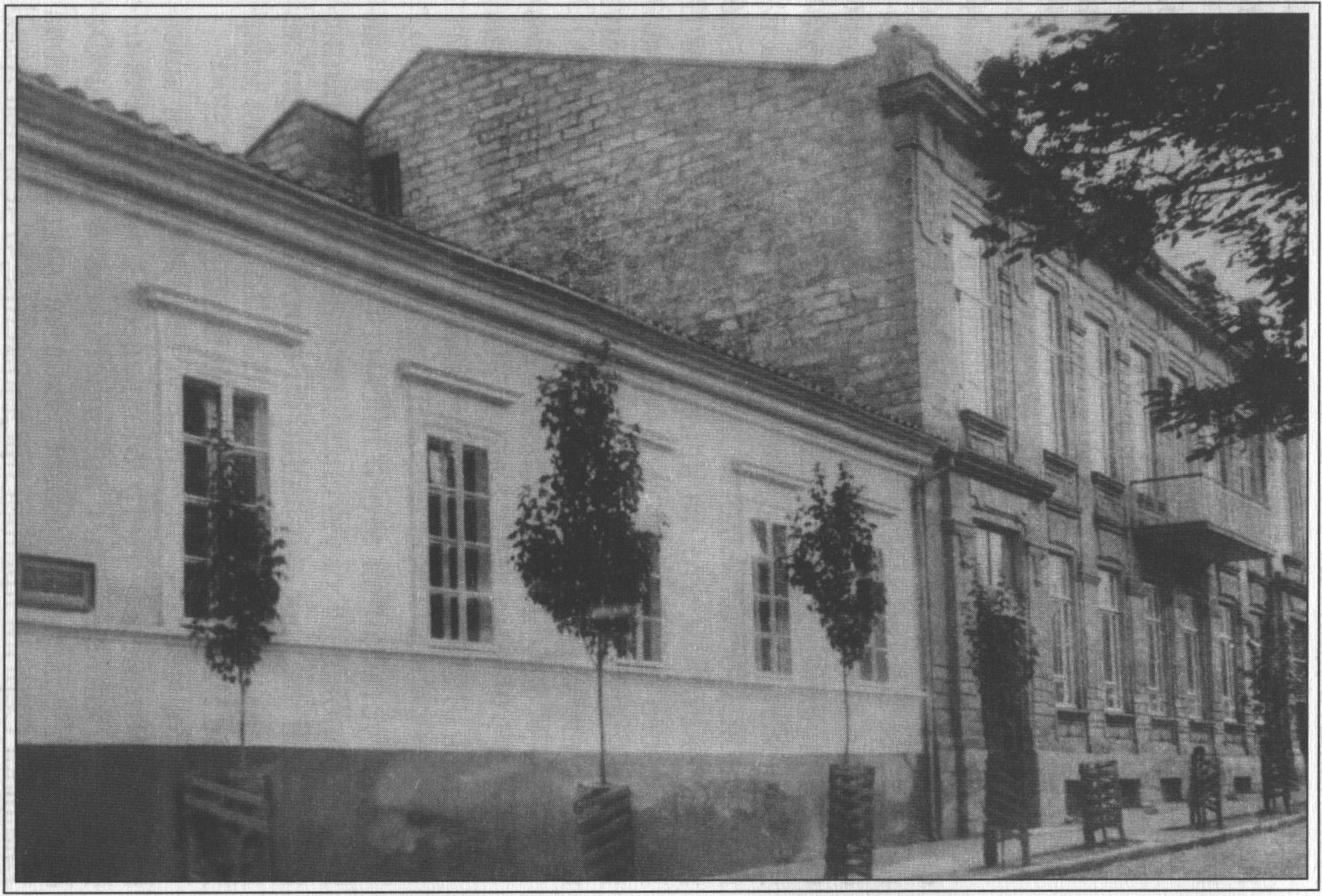 Гимназия В. Гергилевич (справа). 1930-е годы