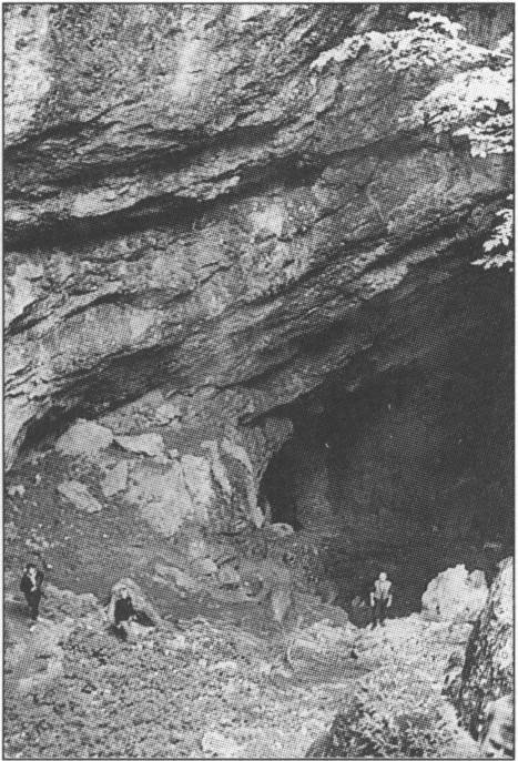 В ледяной пещере Большой Бузлук на яйле Караби: работает экспедиция Т.И. Устиновой