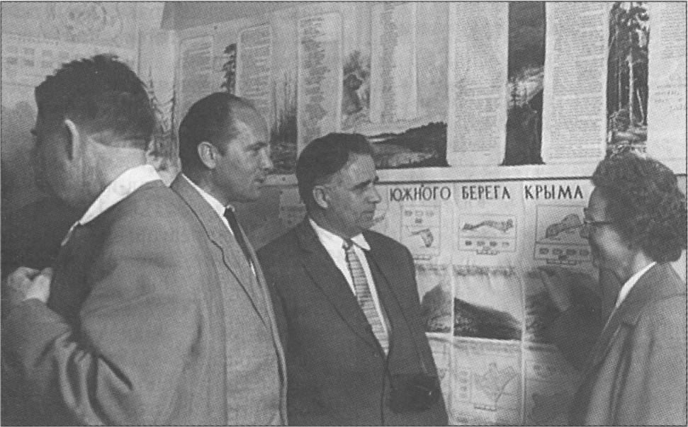 Географы В.Г. Ена, К.И. Геренчук и В.К. Жучкова обсуждают карты ландшафтов Крыма. 1970 г
