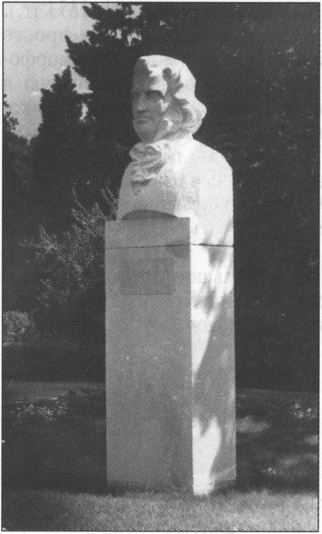 Памятник Х.Х. Стевену в Никитском ботаническом саду