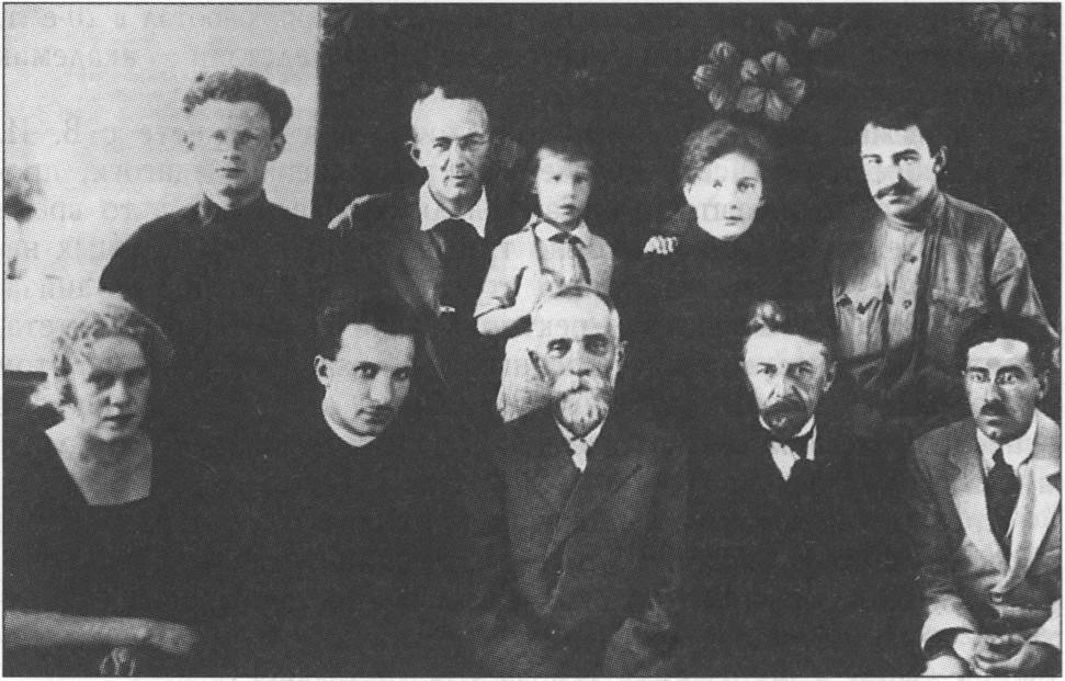 Ученые-геологи (1-й ряд справа налево) П.М. Мурзаев, С.П. Попов, Г.Н. Высоцкий, Б.А. Федорович среди коллег-преподавателей Крымского университета (Симферополь, 1922 г.)