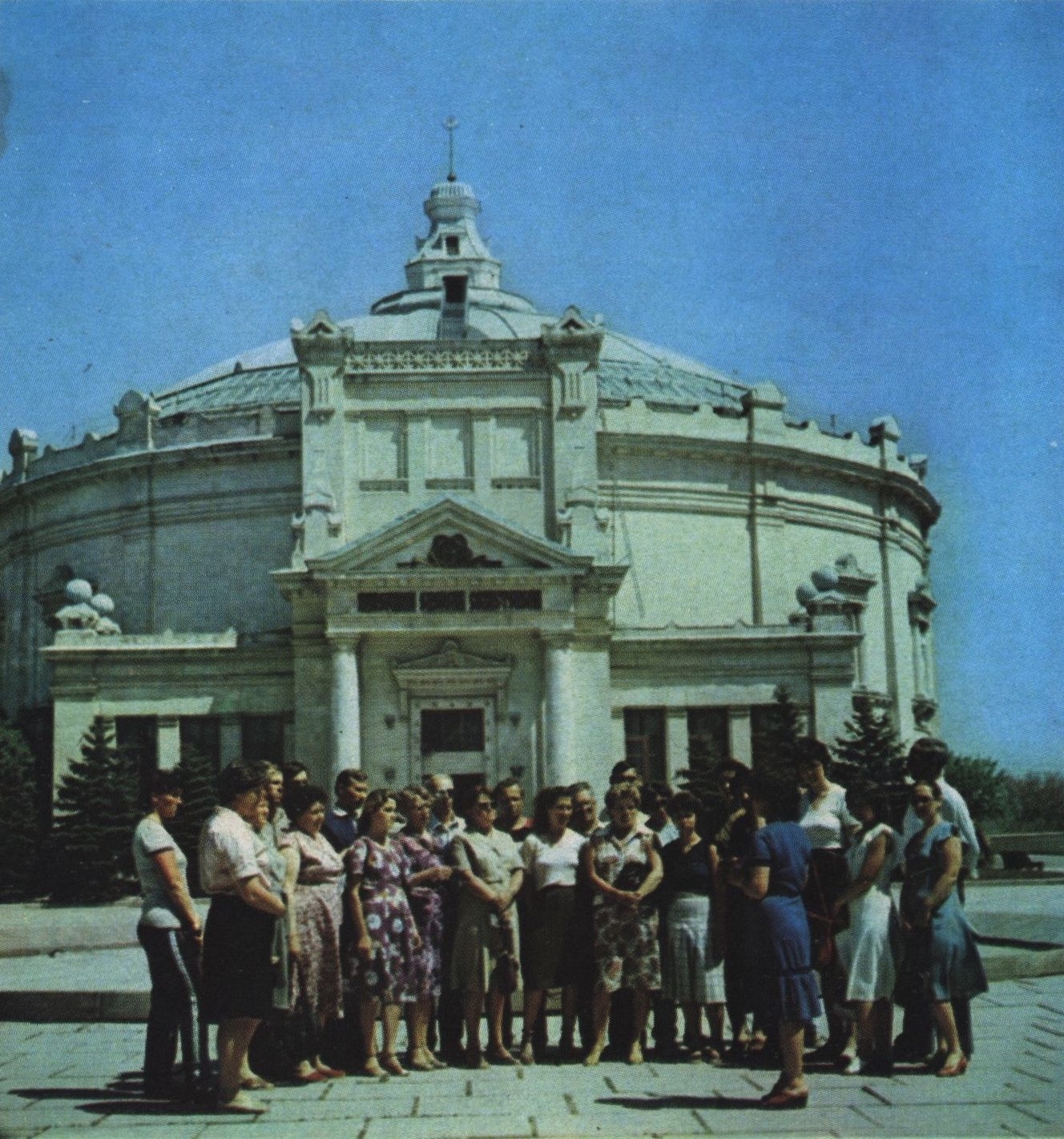 У здания панорамы «Оборона Севастополя 1854—1855 гг.». At the building of the «Defence of Sevastopol» Panorama