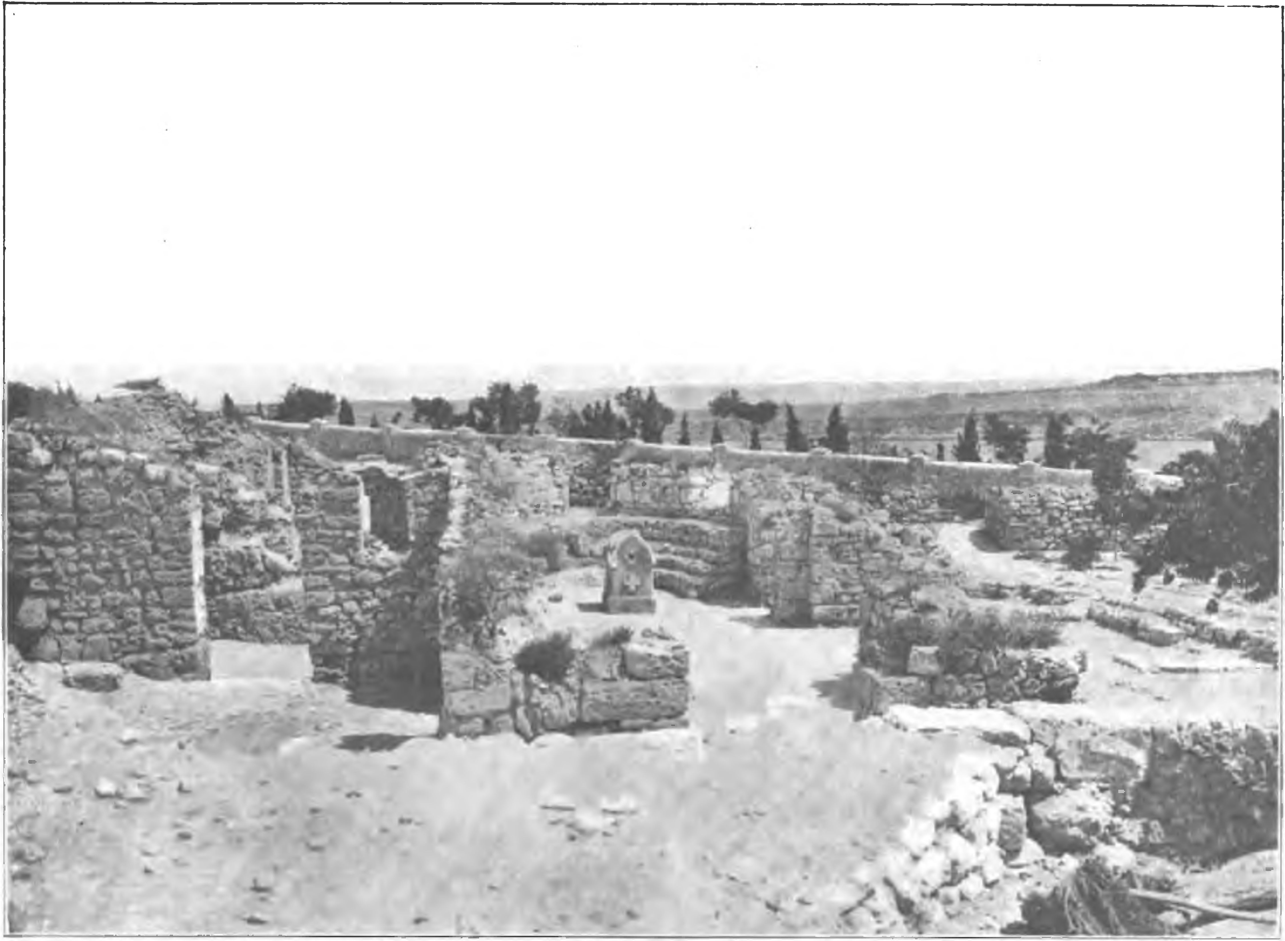 Рис. 58. Вид на внутренность храма и его северные помещения