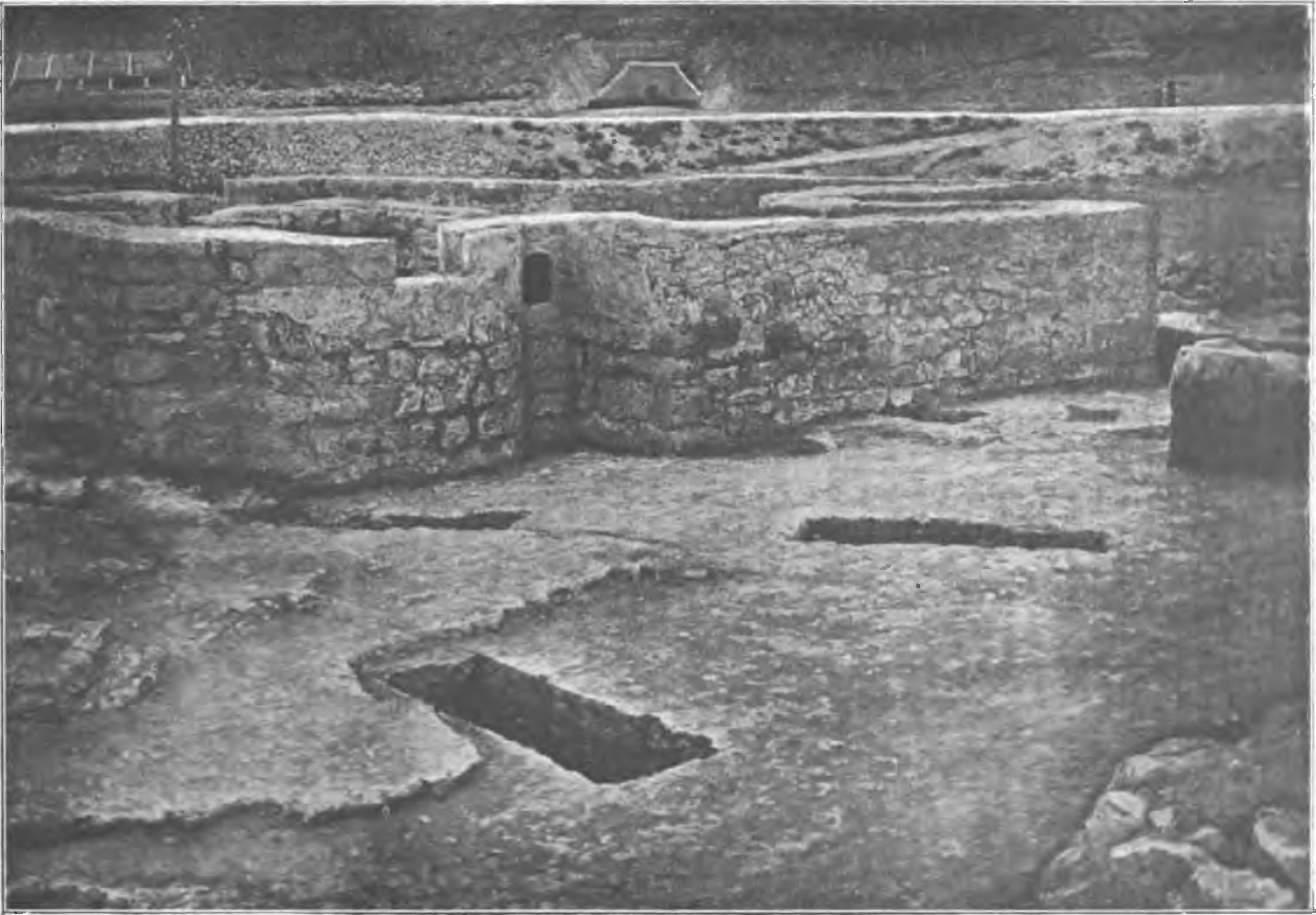 Рис. 79. Восточные стены крестообразного храма