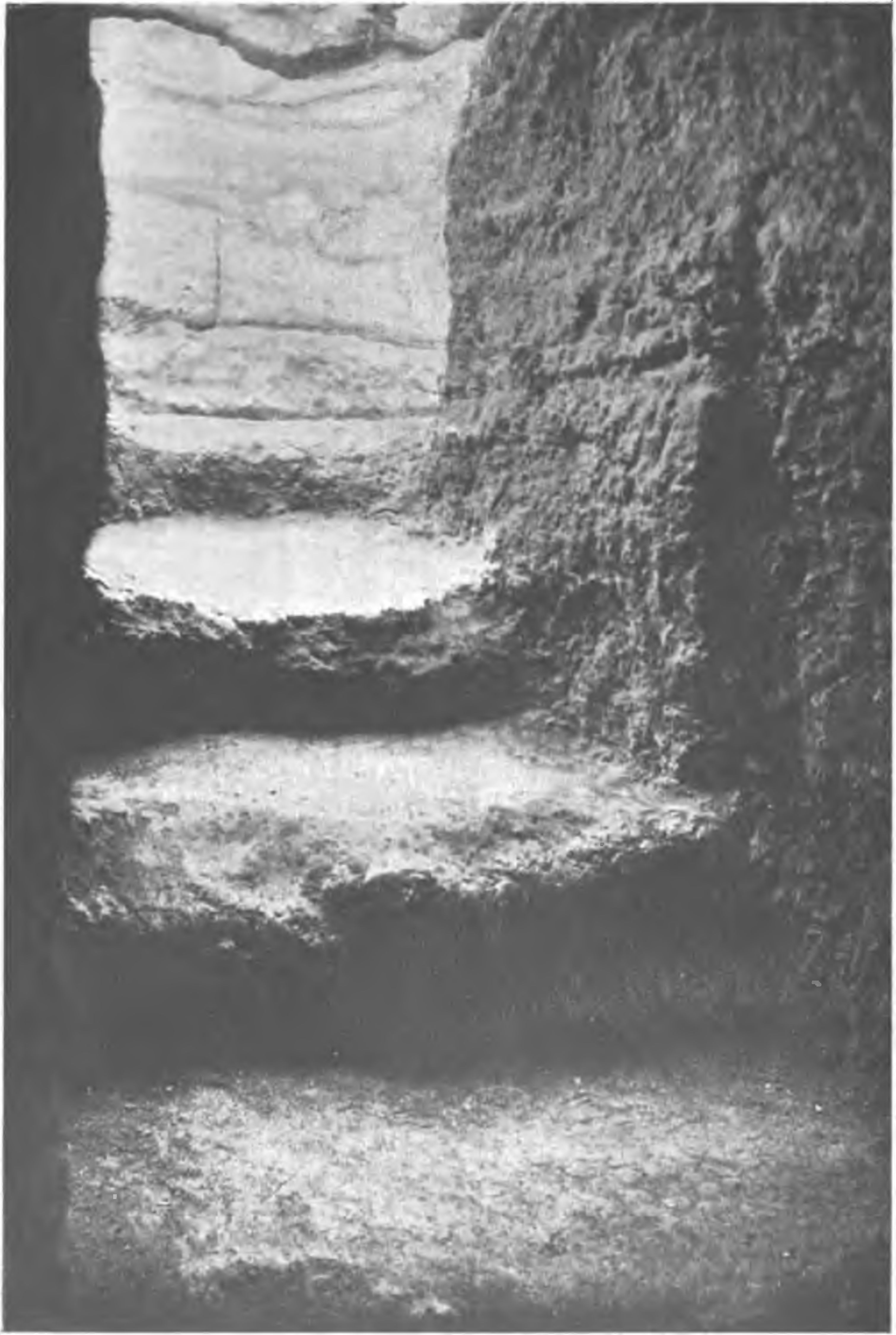 Рис. 83а. Вид входа и ступенек внутри подземелья