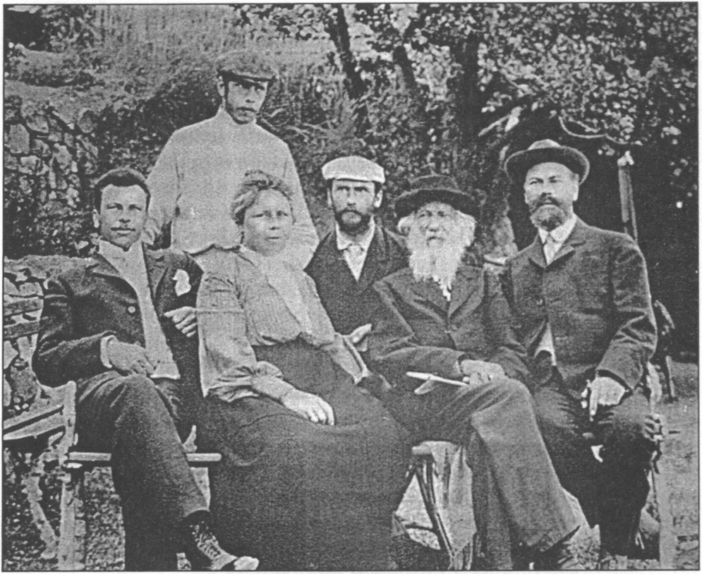 Семья Бекетовых в Алуште (Николай Николаевич Бекетов крайний слева)