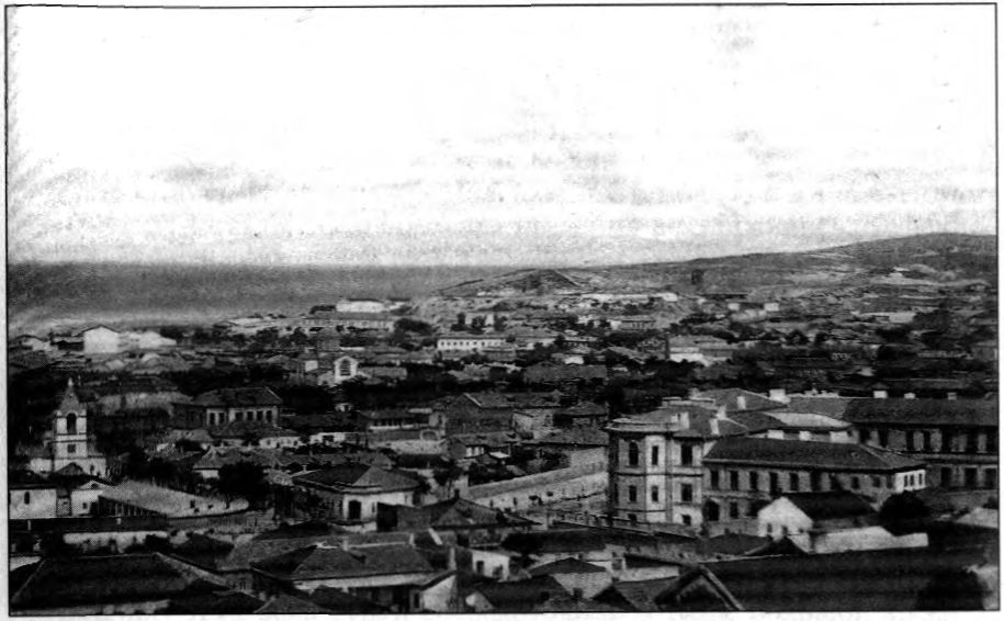 Продолжение панорамы города — слева в углу церковь св. Николая с колокольней, в правой — мужская гимназия