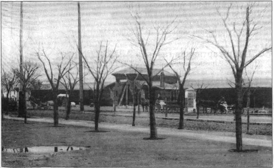 Первый городской деревянный вокзал «Феодосия-город» (1892 г.). Изд. Р. Могилевская