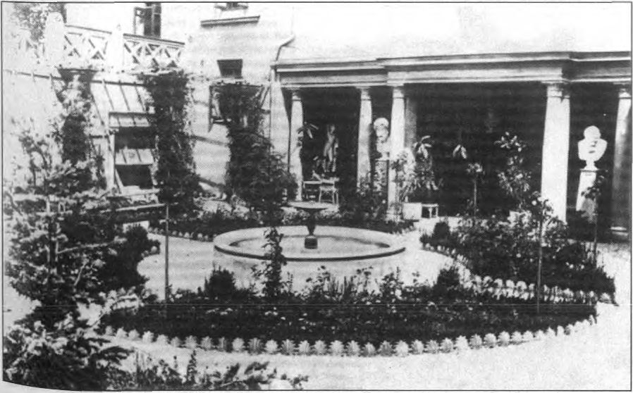 Внутренний дворик дачи «Милос» с бюстами античных героев