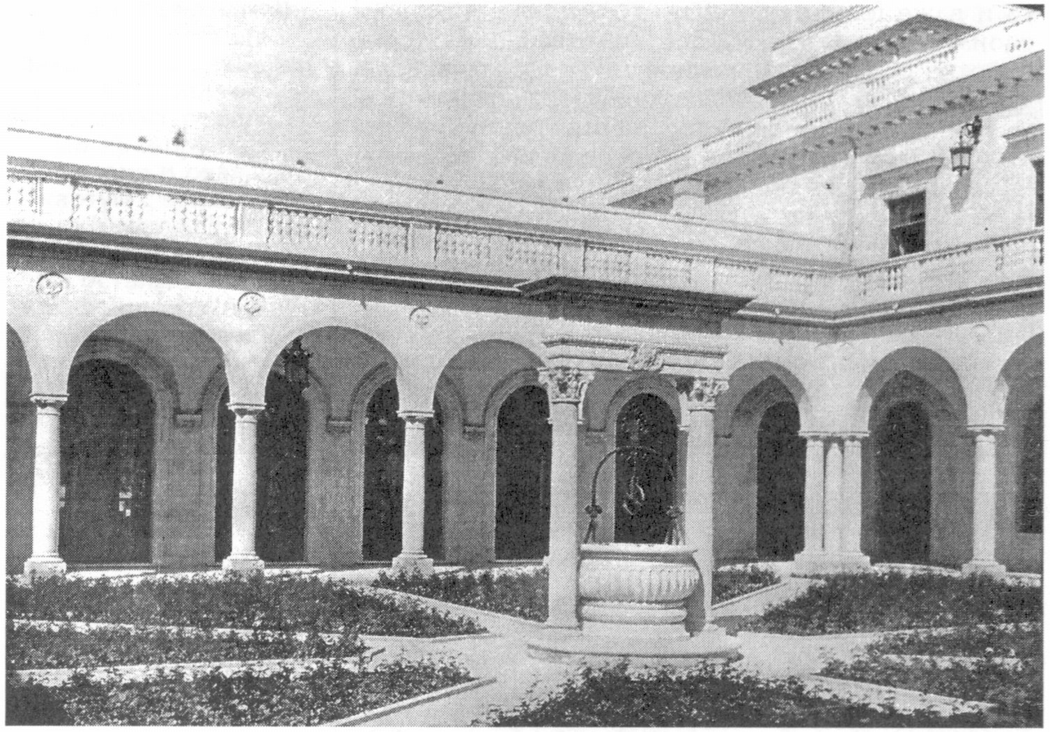 Ливадийский дворец. Итальянский дворик. В центре — декоративный колодец. 1912 г