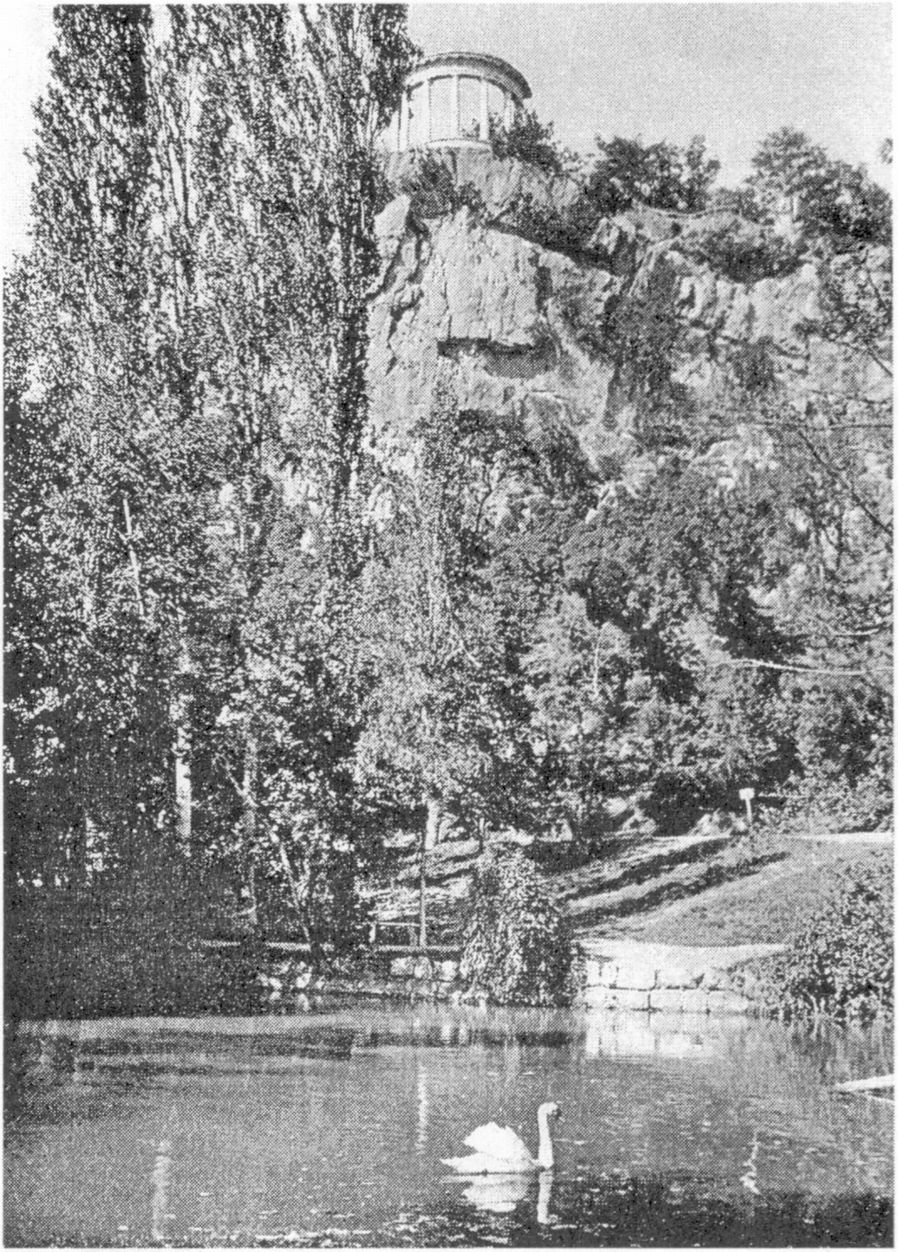 Ореанда. Уголок парка. Ротонда на скале — единственное сооружение, сохранившееся от дворцового ансамбля середины XIX в