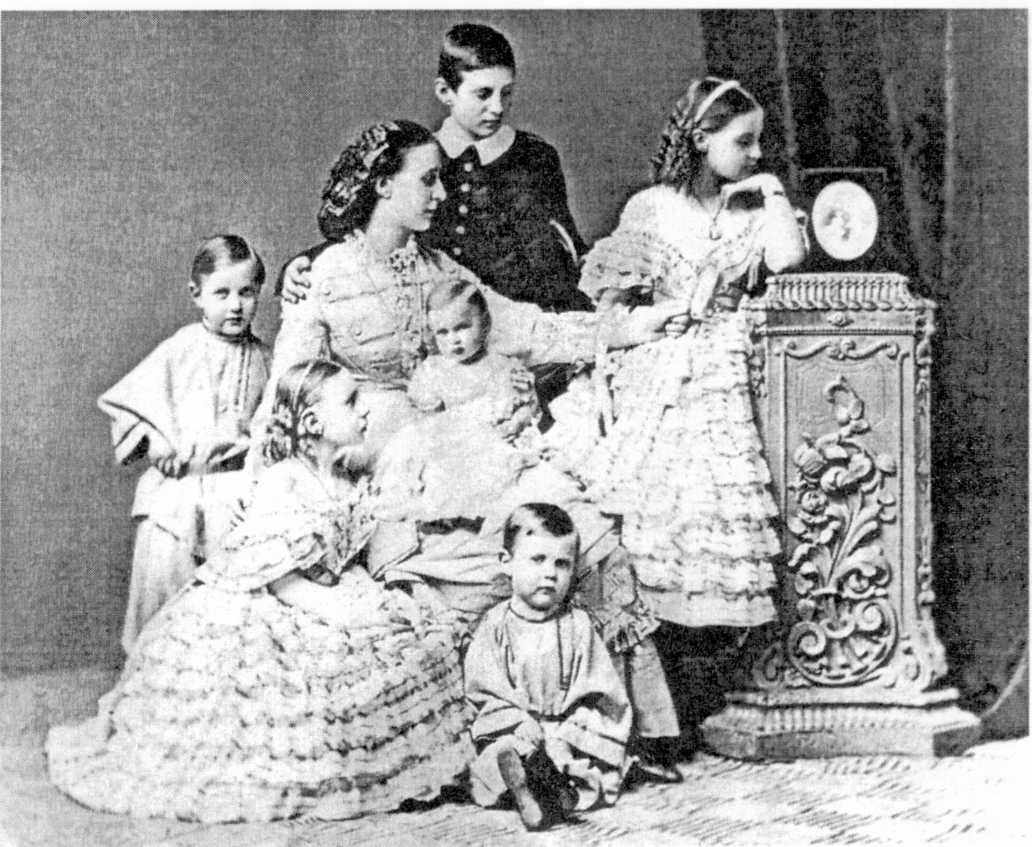 Великая княгиня Александра Иосифовна с детьми. Стоят: Константин, Николай, Ольга; сидят: Вера и Дмитрий, на руках у матери Вячеслав