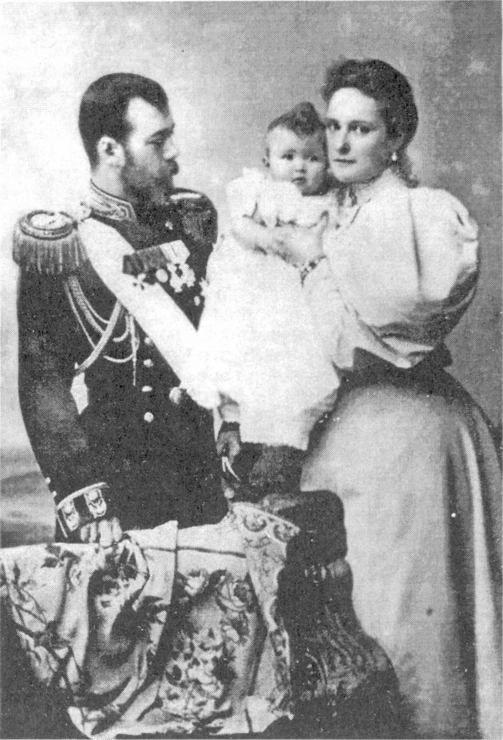Николай Александрович и Александра Федоровна с первенцем — великой княжной Ольгой. 1896 г