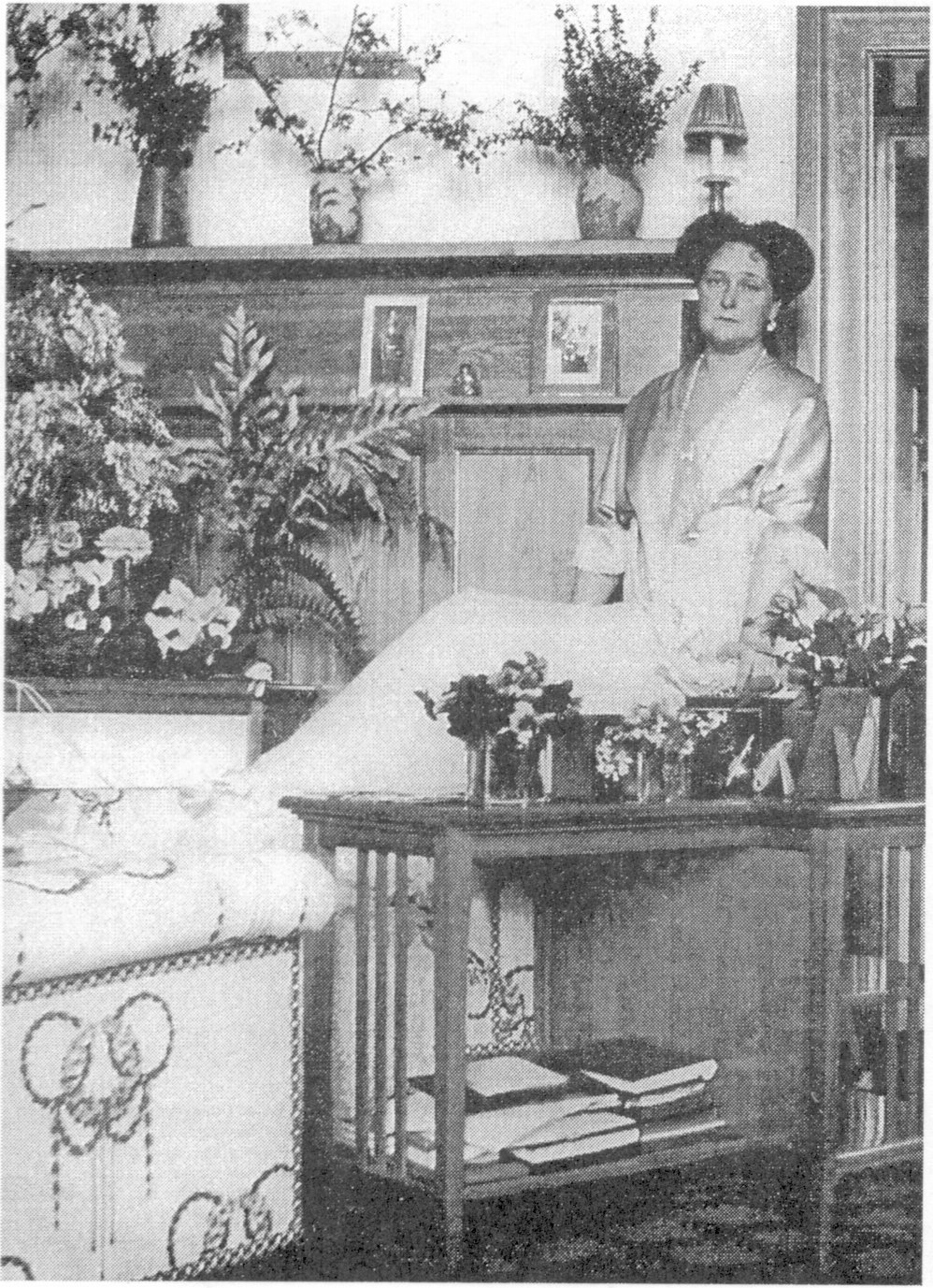 Императрица Александра Федоровна в своем кабинете в Ливадийском дворце