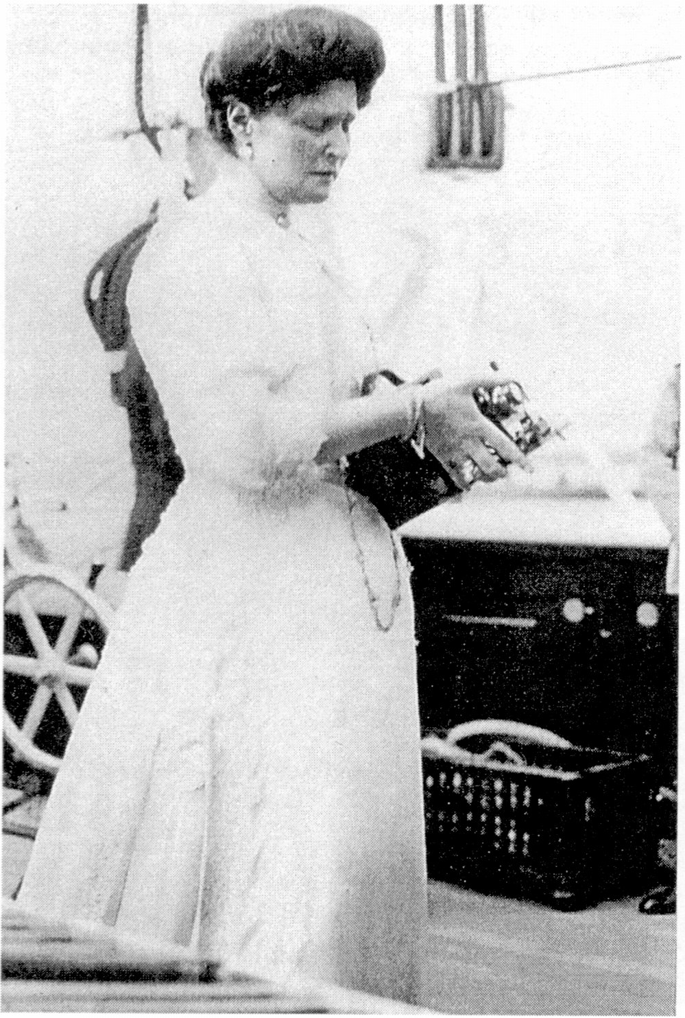 Александра Федоровна с фотоаппаратом «Кодак» на палубе Штандарта»