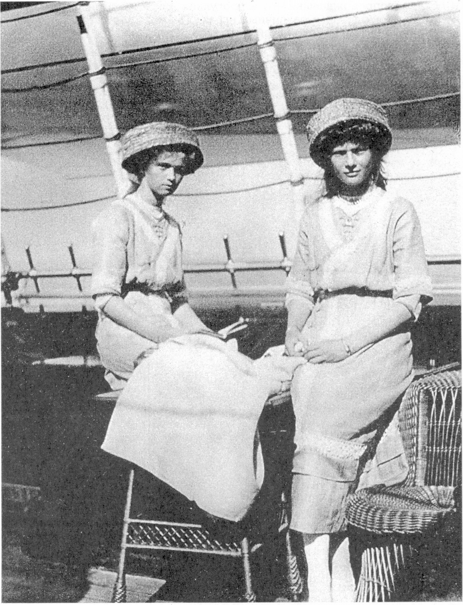 Великие княжны Ольга и Татьяна на палубе яхты «Штандарт»