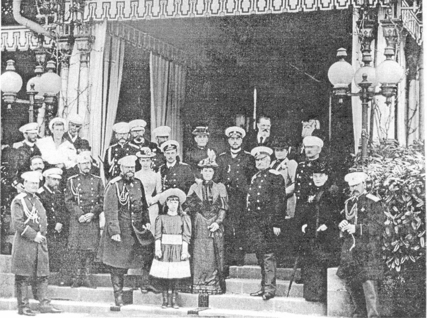 Семья Александра III с родственниками у парадного входа в Большой дворец