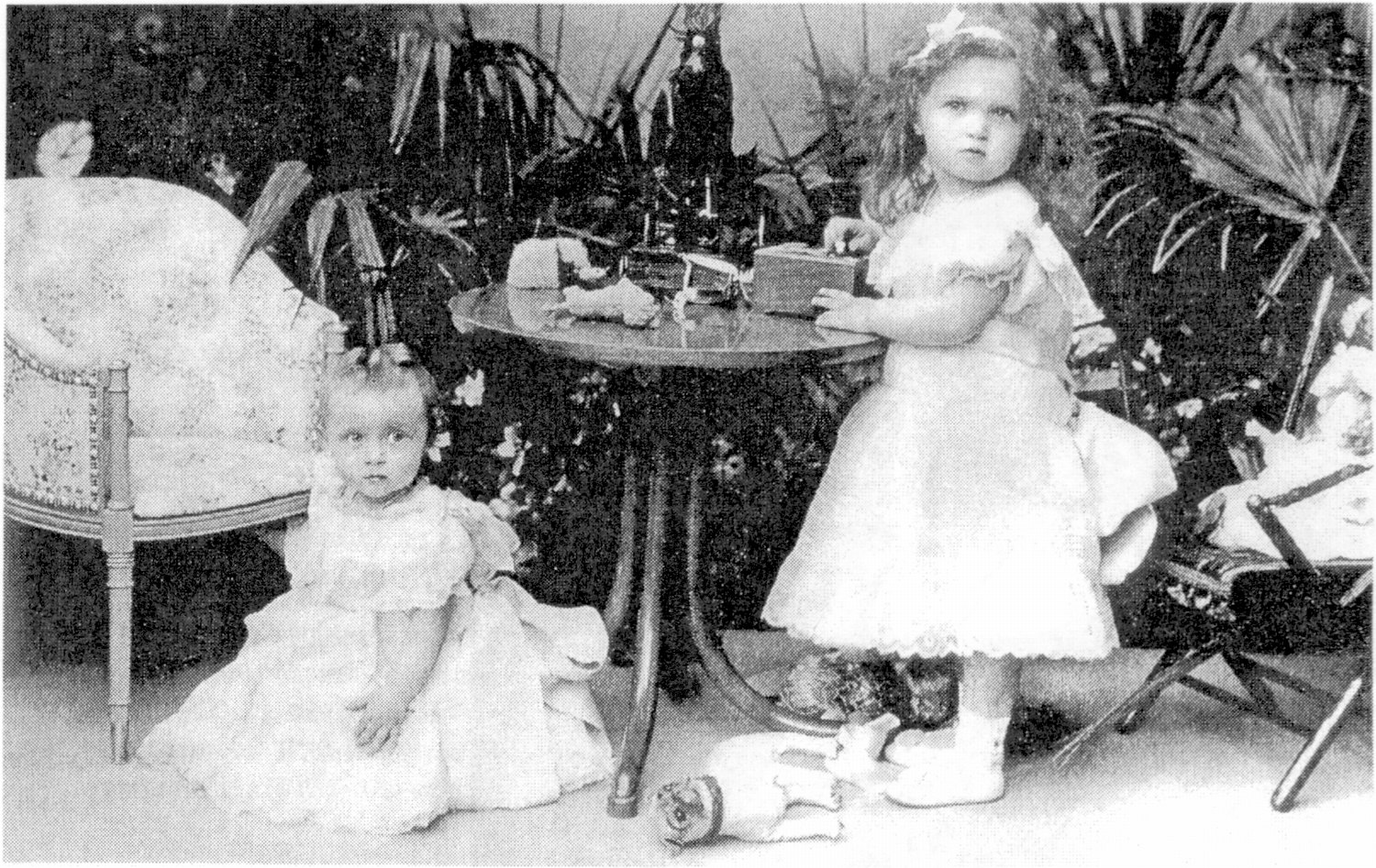 Великие княжны Ольга (справа) и Татьяна. 1898 г