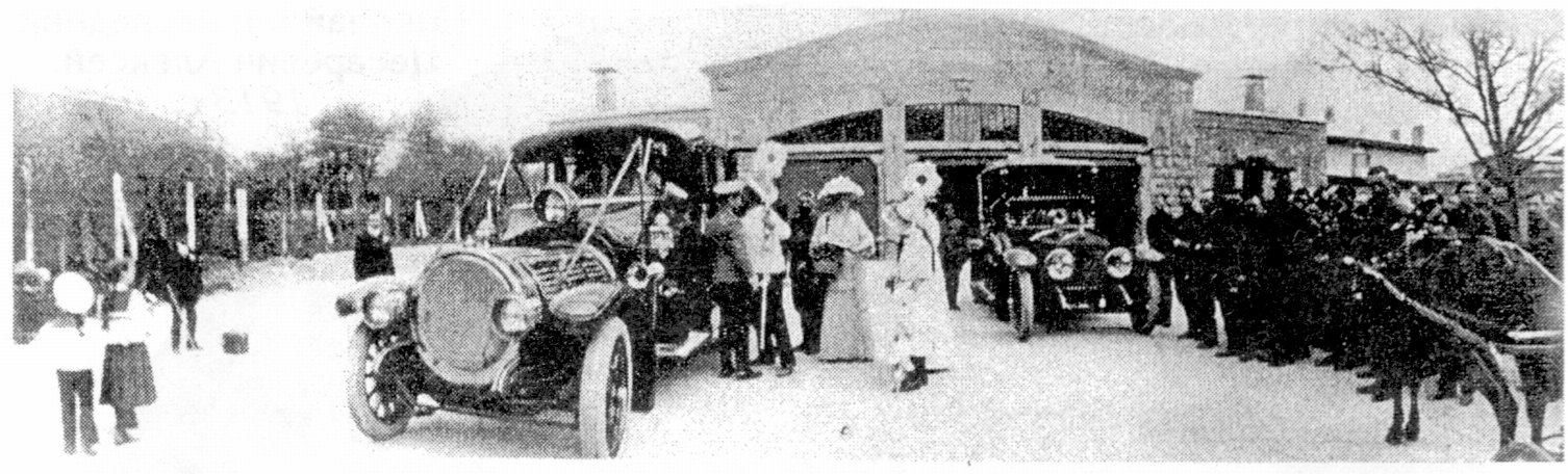 Праздник «Белого цветка» перед Ливадийским гаражом. 1911 г