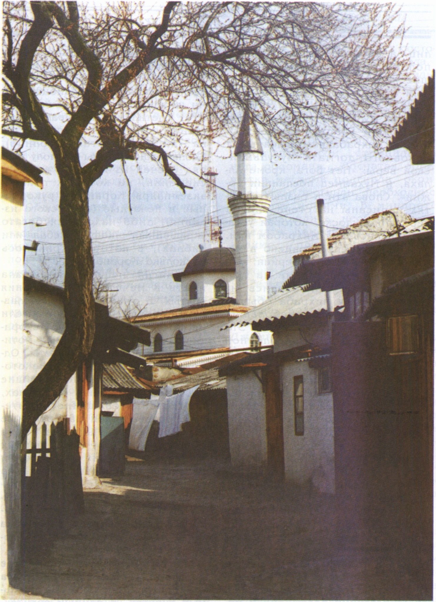 Старая часть города. На втором плане — мечеть Кебир-Джами после реконструкции. 1998 г