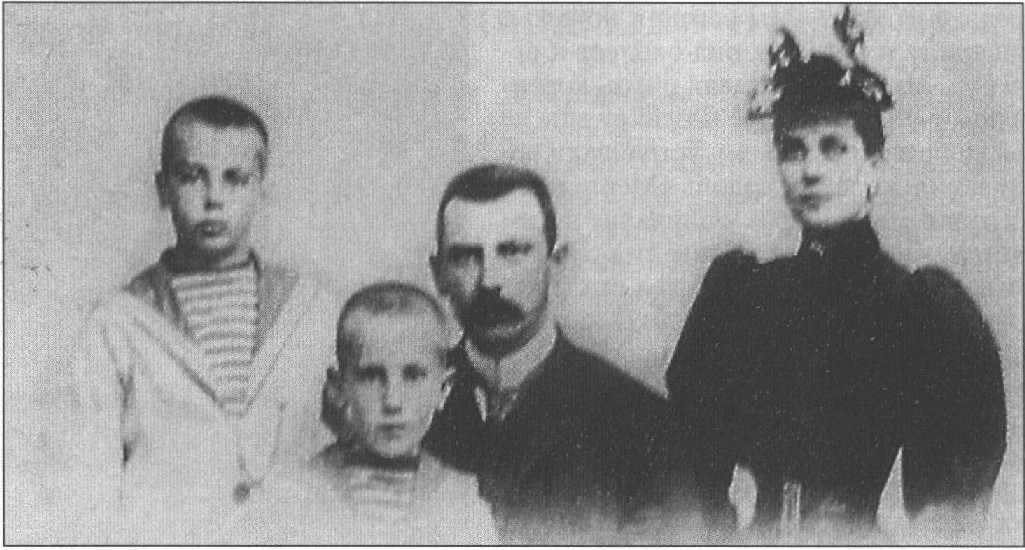 Феликс (второй слева) с братом Николаем и родителями. 1895 г.