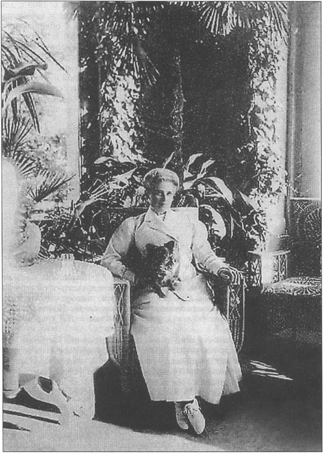Зинаида Николаевна в гостиной дворца в Кореизе