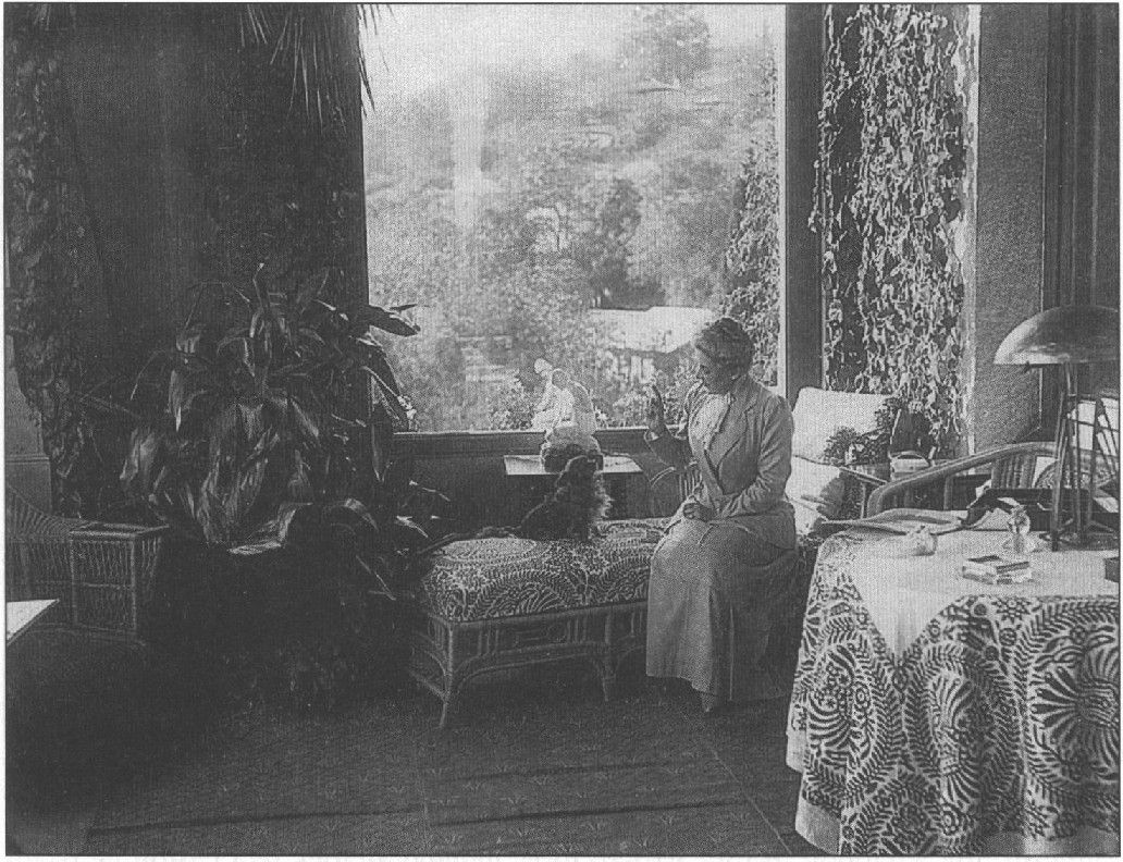 З.Н. Юсупова в своей гостиной во дворце в Кореизе