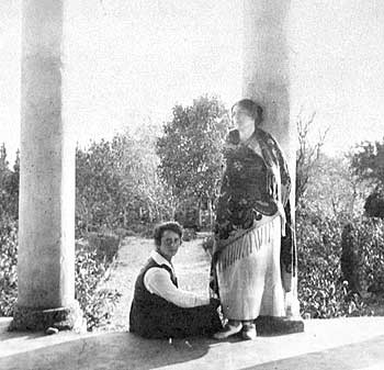 'Парнок С.Я. и Эрарская Л.В. (стоит) на веранде дома Герцыков в Судаке. 1918 г.»