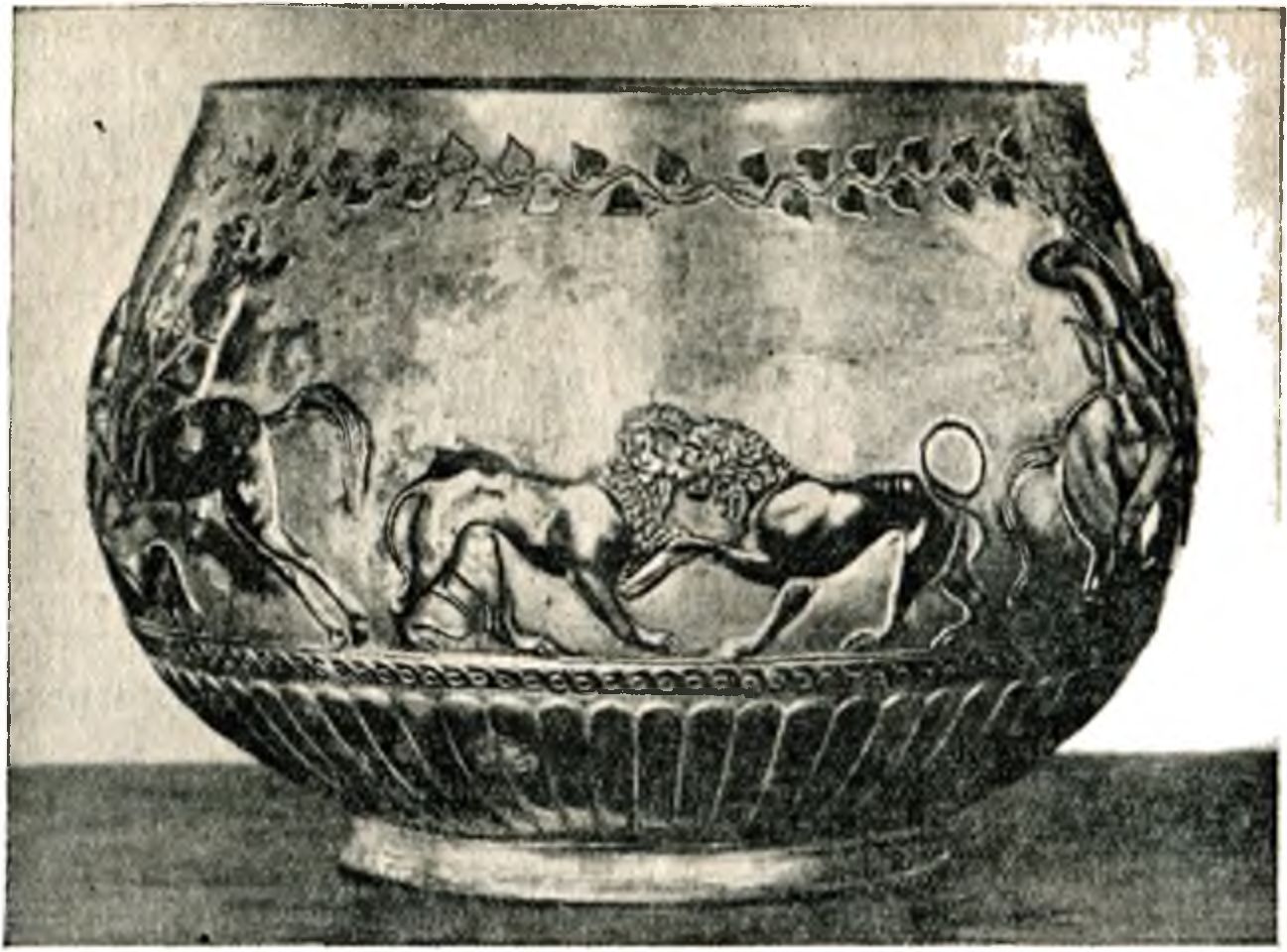 Серебряный сосуд из кургана Солоха с изображением охоты, IV и. до н. э.
