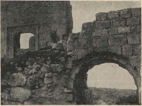 Ворота мангупской цитадели (вид с внутренней стороны)