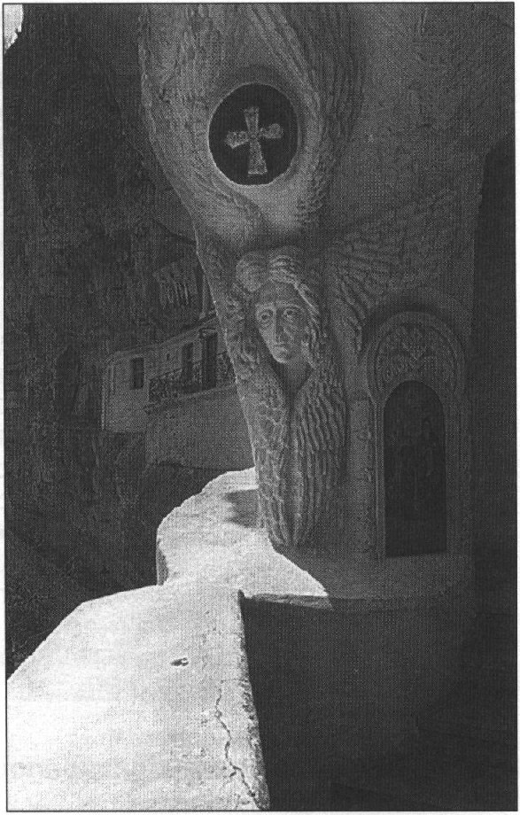 Вход в Успенскую церковь. Слева — лик ангела, высеченный в скальном массиве