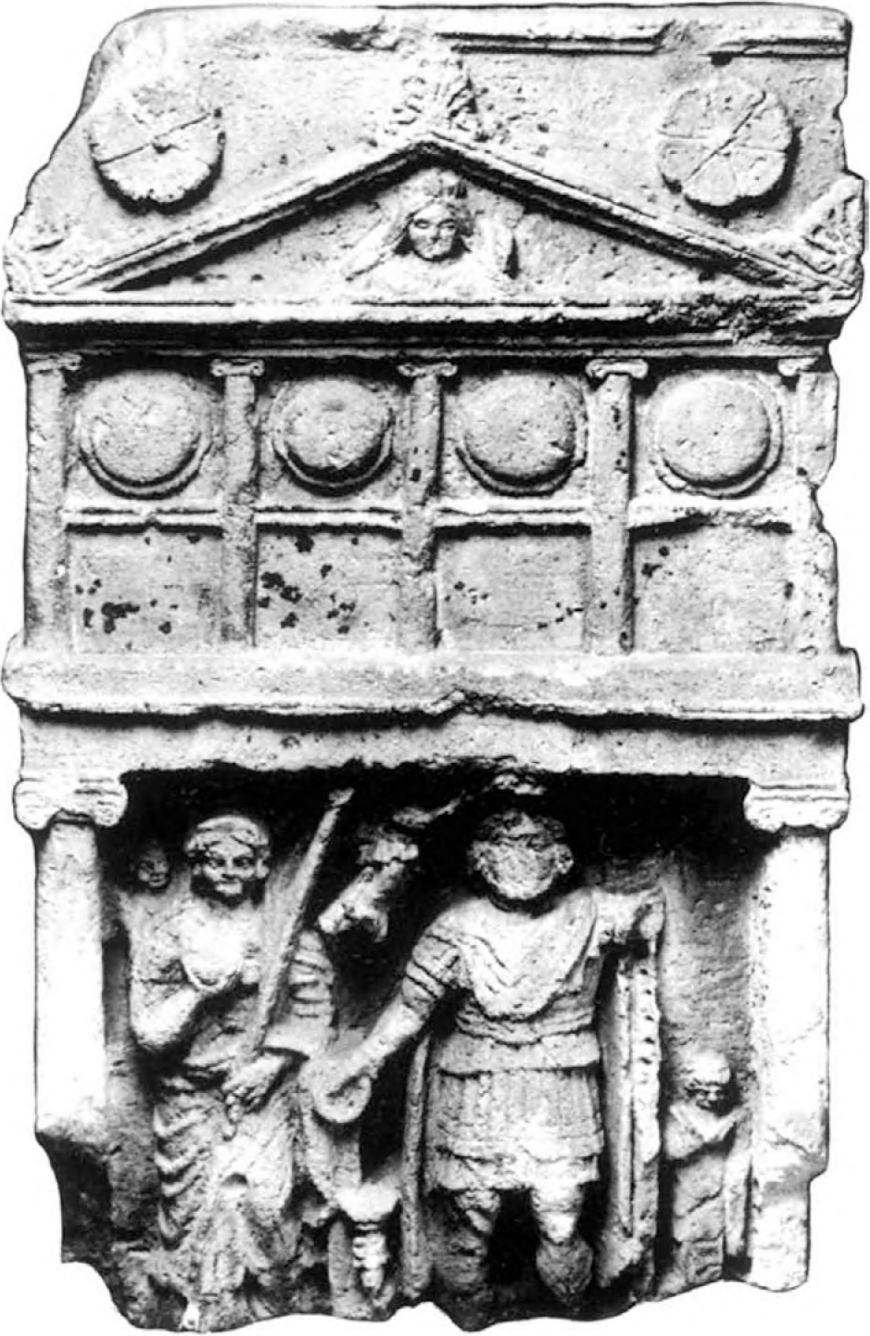 Рис. 101. Посвятительный рельеф с изображением полководца из Пантикапея. I—II в.