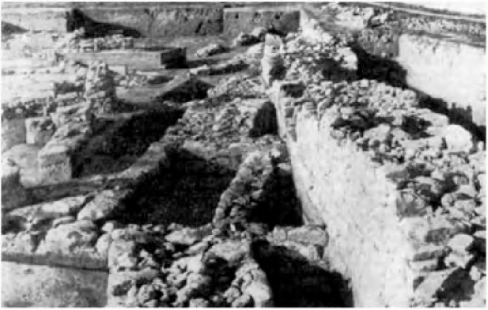Рис. 50. Восточная оборонительная стена Мирмекия III вв. до н. э. (перекрыта более ранняя стена конца V — начала IV вв. до н. э.)