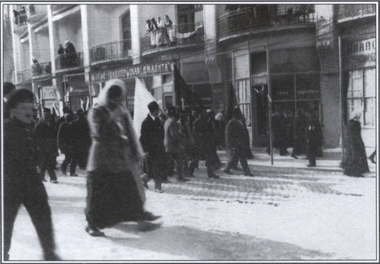 Демонстрация на ялтинской набережной у гостиницы «Джалита». Март 1917 года. Фото из фондов ЯИЛМ