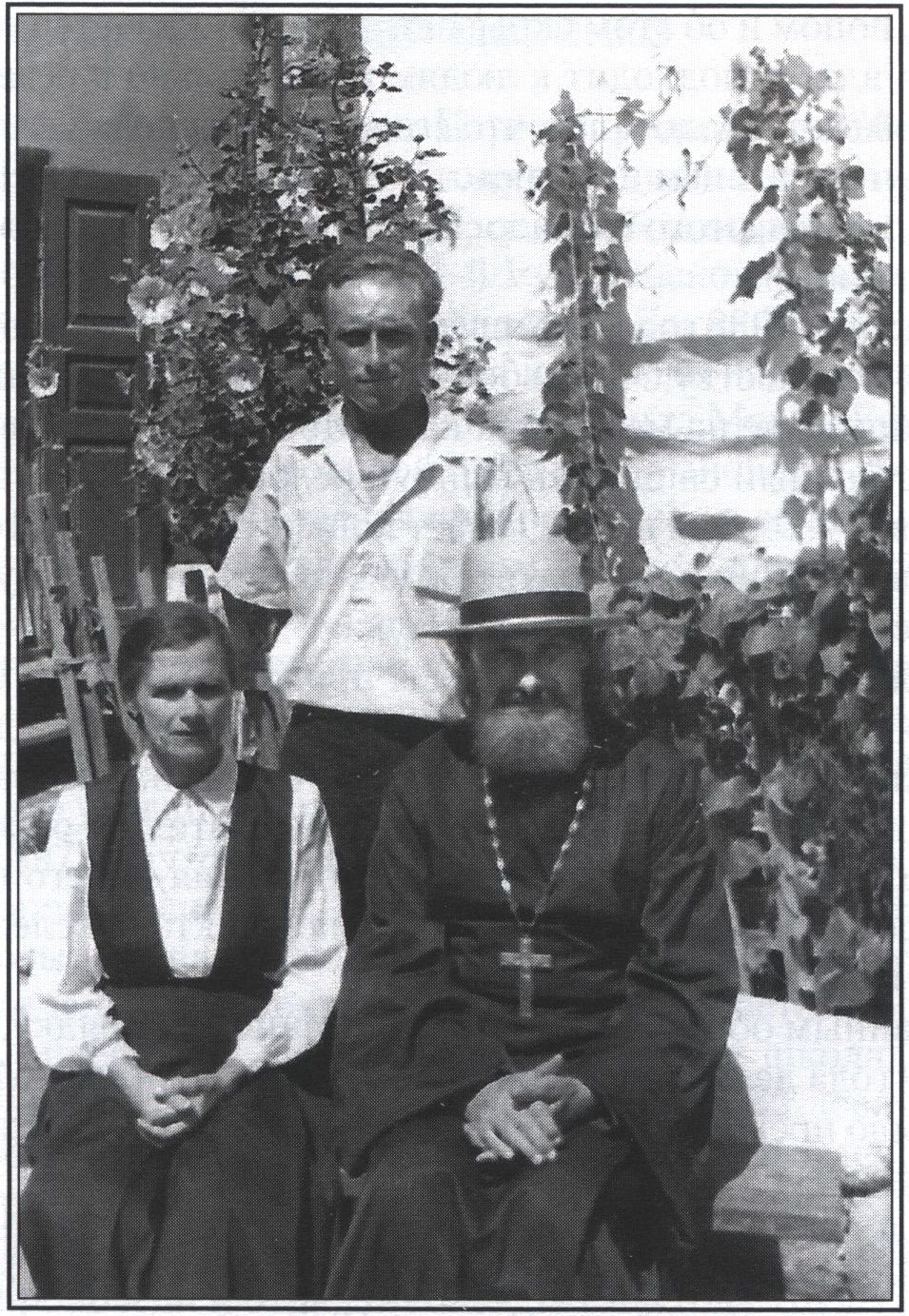 Отец Андрей Моссейчук с семьей во дворе Свято-Троицкого собора Симферополя. Публикуется впервые