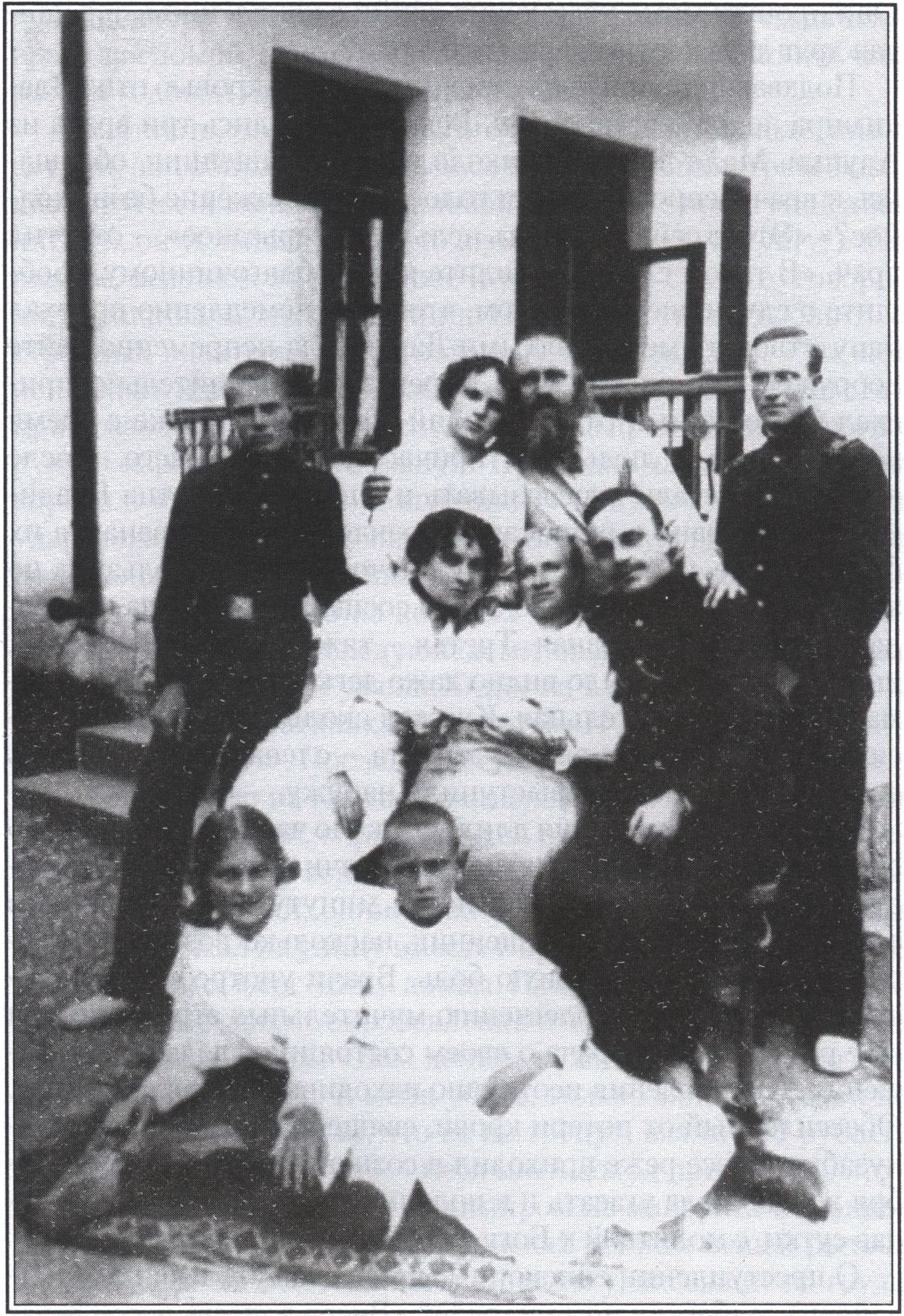 Священник Николай Царенко в кругу семьи. Алупка, сентябрь 1915 г.
