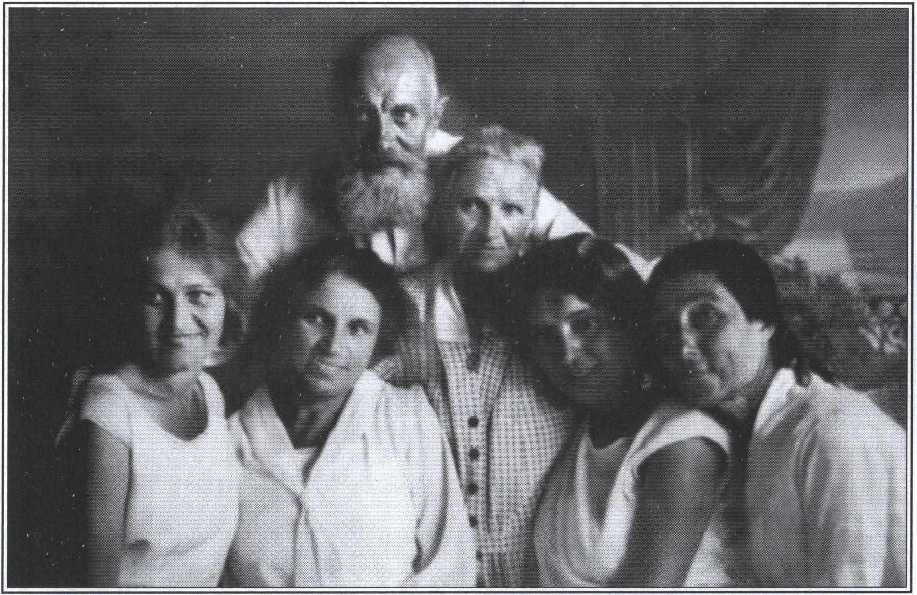 Отец Николай Царенко с матушкой и дочерьми Верой, Ниной, Зоей и домработницей Софьей. Публикуется впервые