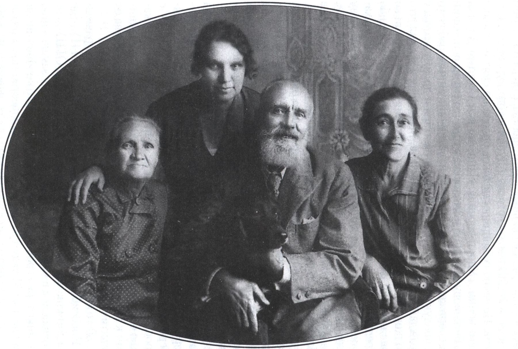 Священник Николай Царенко с матушкой, дочерью Верой и Софьей. Мариинск, июнь 1936 г.