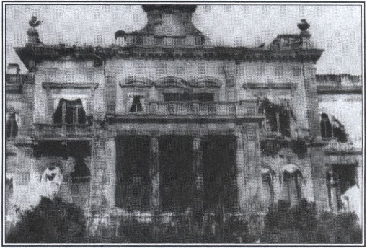 Мордвиновский дворец после обстрела миноносцем «Гаджибей». В январе 1918 г. здесь располагался штаб белогвардейцев. Фото из фондов ЯИЛМ
